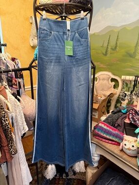 HALARA Wide-Leg Denim Jeans in Medium Blue with Side Stripe
